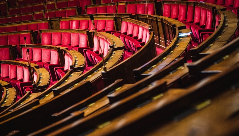 Vue des bancs vides des groupes politiques pendant une séance à l'Assemblée.