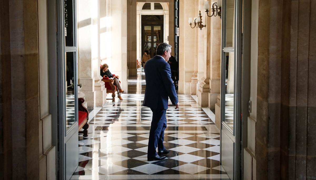 Dans les couloirs de l'Assemblée, vue de la salle des quatre colonnes. 