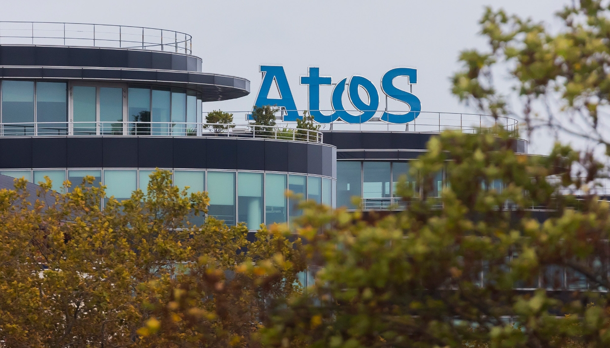 Vue du logo d'Atos sur la façade du siège, à Bezons, en octobre 2023.