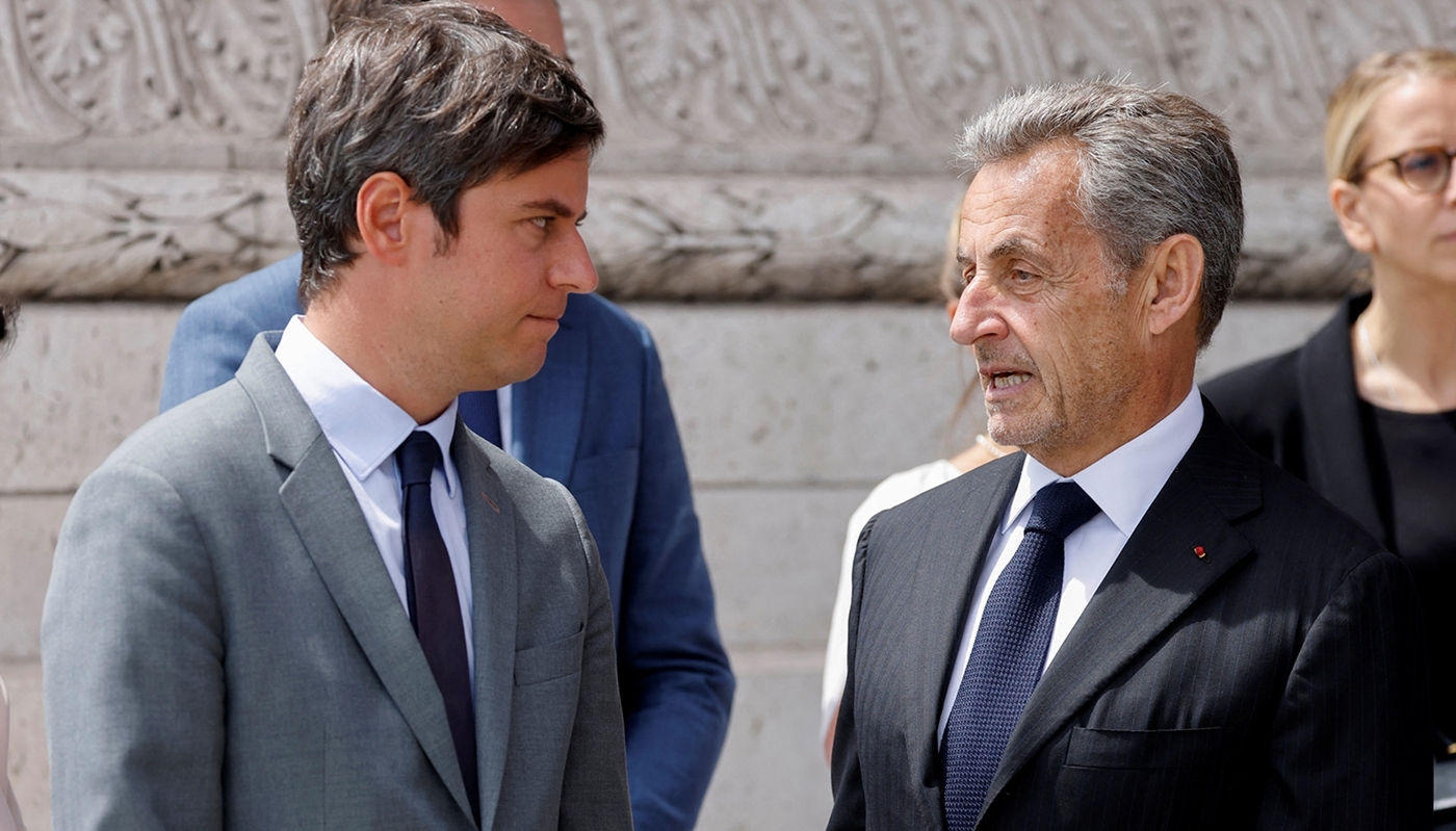 Gabriel Attal écoute Nicolas Sarkozy, lors d'une cérémonie à l'Arc de Triomphe, à Paris, le 8 juin 2024.