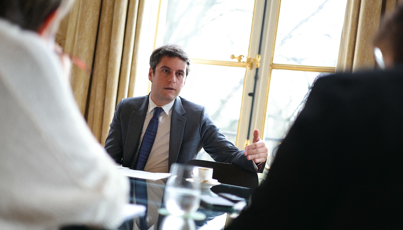 Gabriel Attal dans son bureau de l'hôtel Matignon.