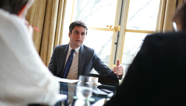 Gabriel Attal dans son bureau de l'hôtel Matignon. 