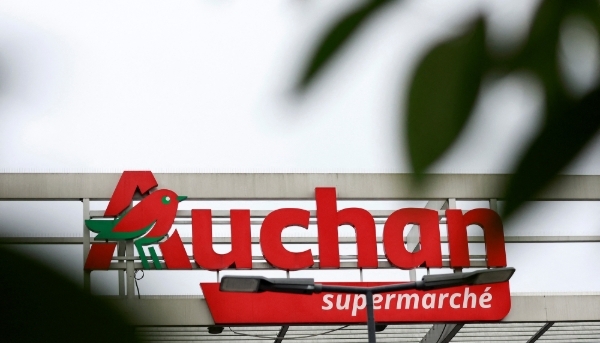 Vue du logo d'Auchan sur un supermarché près de Paris, en janvier 2025.