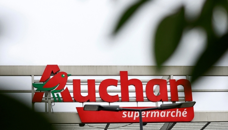 Vue du logo d'Auchan sur un supermarché près de Paris, en janvier 2025.