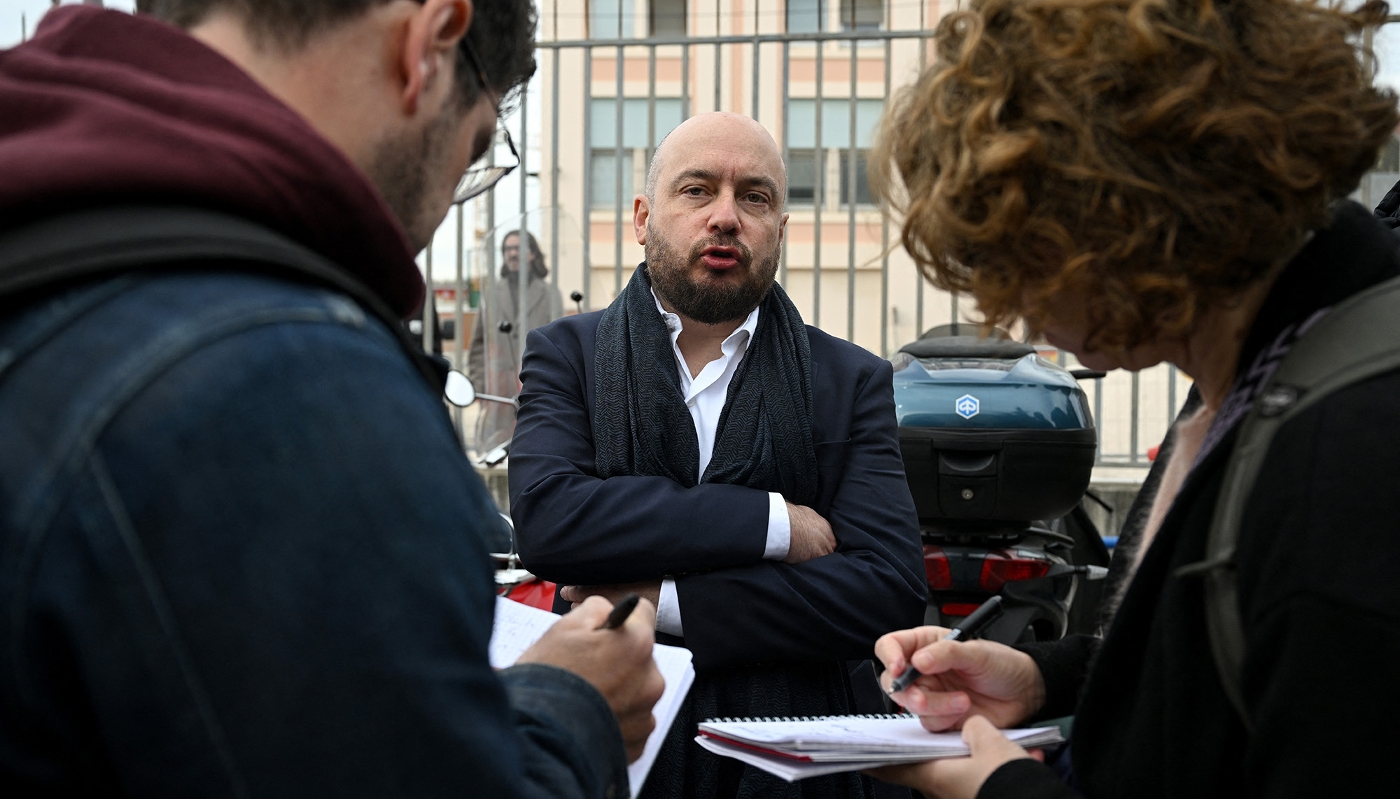 Aurélien Viers, directeur de la rédaction de La Provence, lors d'un rassemblement de protestation au siège du quotidien, le 25 mars 2024.