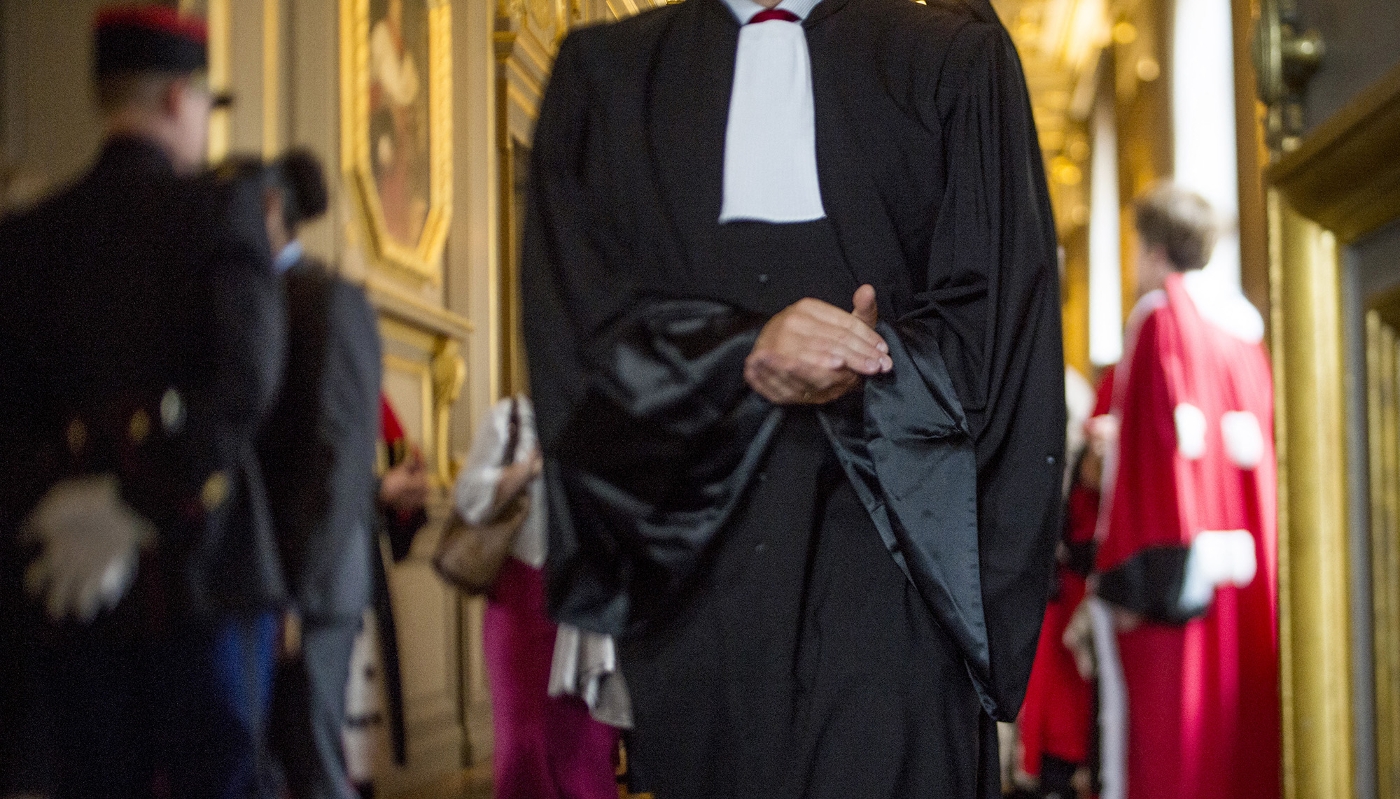 Un avocat français arrivant à la Cour de cassation, au palais de justice de Paris.