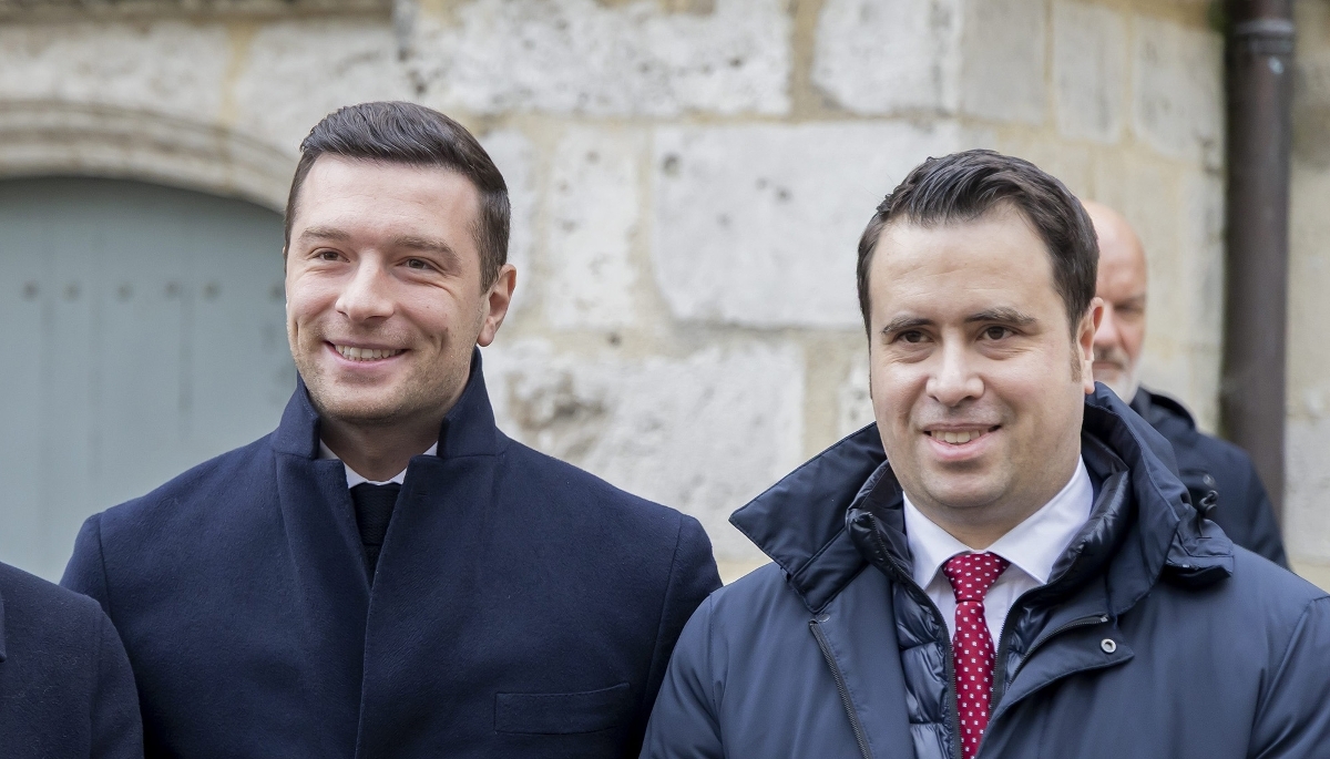 Jordan Bardella et Aymeric Durox, sénateur RN, en déplacement à Provins (Seine-et-Marne), en appui de la campagne pour les élections municipales, le 21 février 2026. 