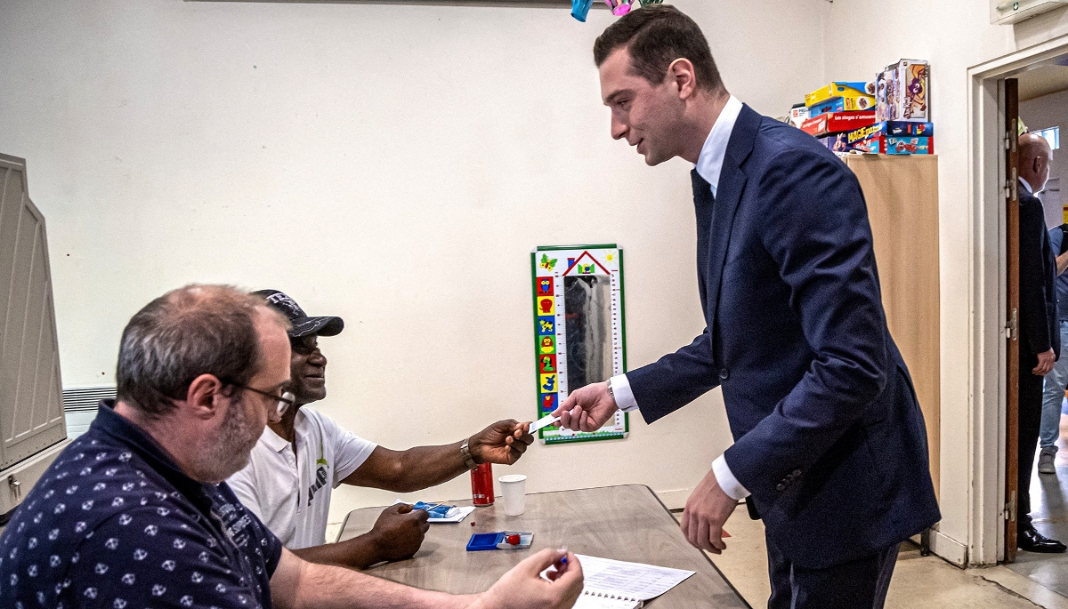 Jordan Bardella, lors du premier tour des législatives, le 30 juin 2024, dans son bureau de vote à Garches.