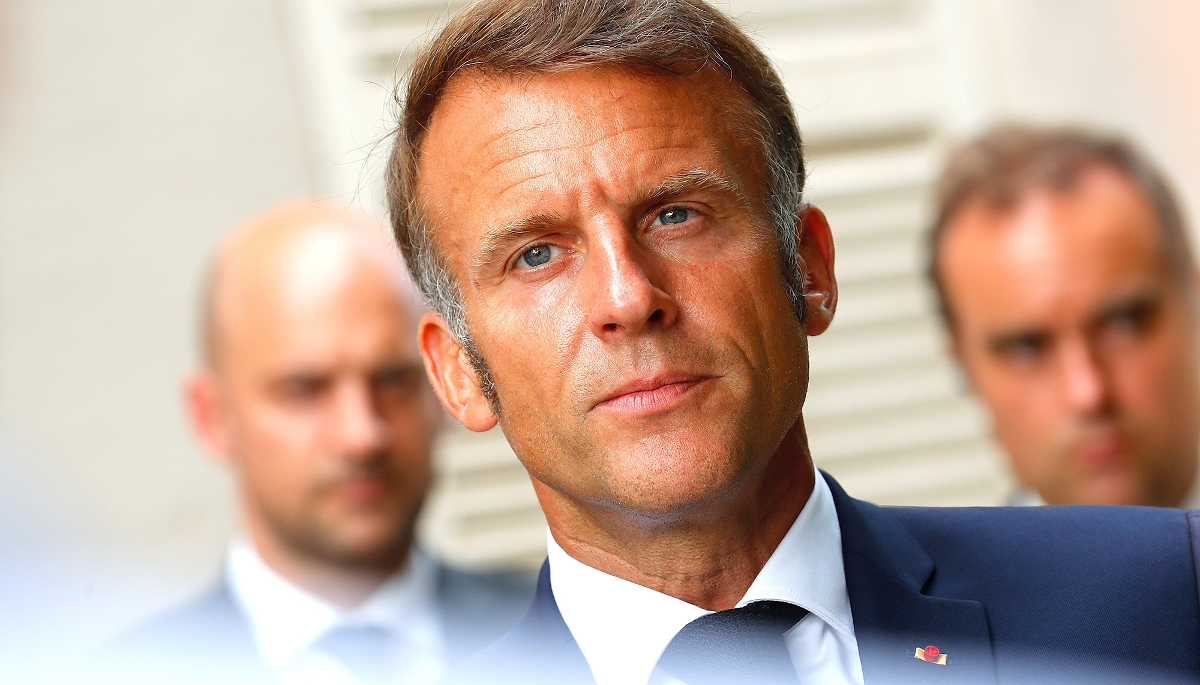 Le président Emmanuel Macron avec, en arrière-plan, les ministres Jean-Noël Barrot et Sébastien Lecornu.