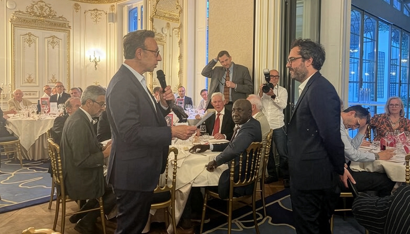 Dîner annuel de l'association Servir en entreprise, rassemblant les alumni de l'ENA et de l'INSP faisant carrière dans le privé, présidée par Daniel Keller (à droite). La soirée était animée par Stéphane Bern, à Paris, à la maison des Polytechniciens, le 29 juin 2026.