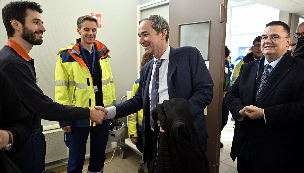 Bernard Fontana, président-directeur général d'EDF (au centre), et Cédric Lewandowski (à droite), directeur exécutif groupe chargé de la production nucléaire et thermique, à Blénod-lès-Pont-à-Mousson, le 6 janvier 2026. 