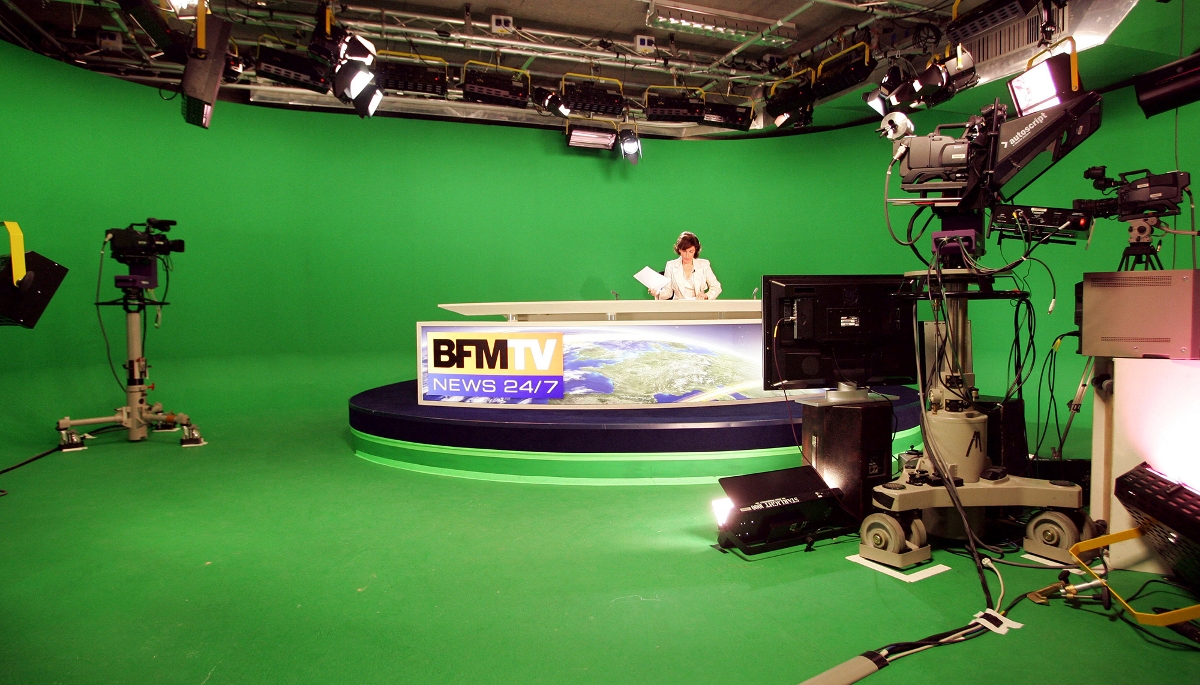 La journaliste Ruth Elkrief, le 28 novembre 2005, sur le plateau du journal de BFM TV, quelques minutes avant l'ouverture de la chaîne. 