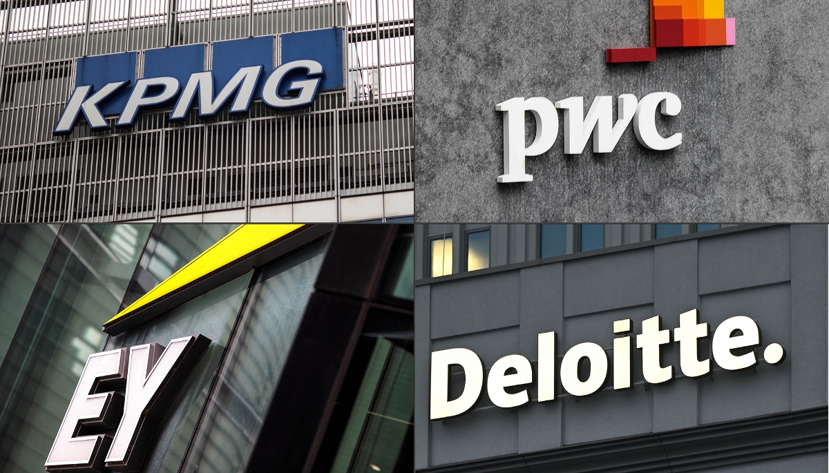 Les logos des 'Big Four' KPMG, PricewaterhouseCoopers, Ey et Deloitte.