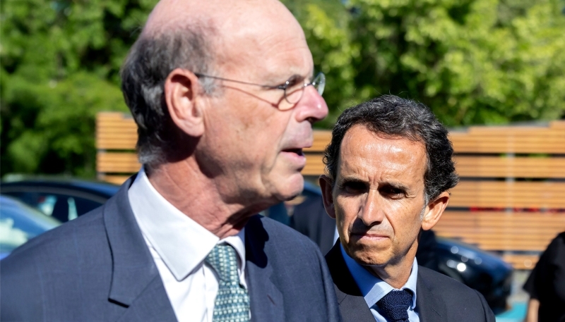Éric Lombard et Alexandre Bompard, à L'Haÿ-les-Roses, le 16 mai 2025.