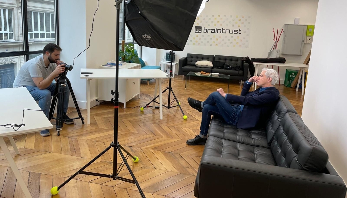 Le cofondateur de Braintrust Benjamin Djiane (à droite), dans les nouveaux locaux de l'entreprise.