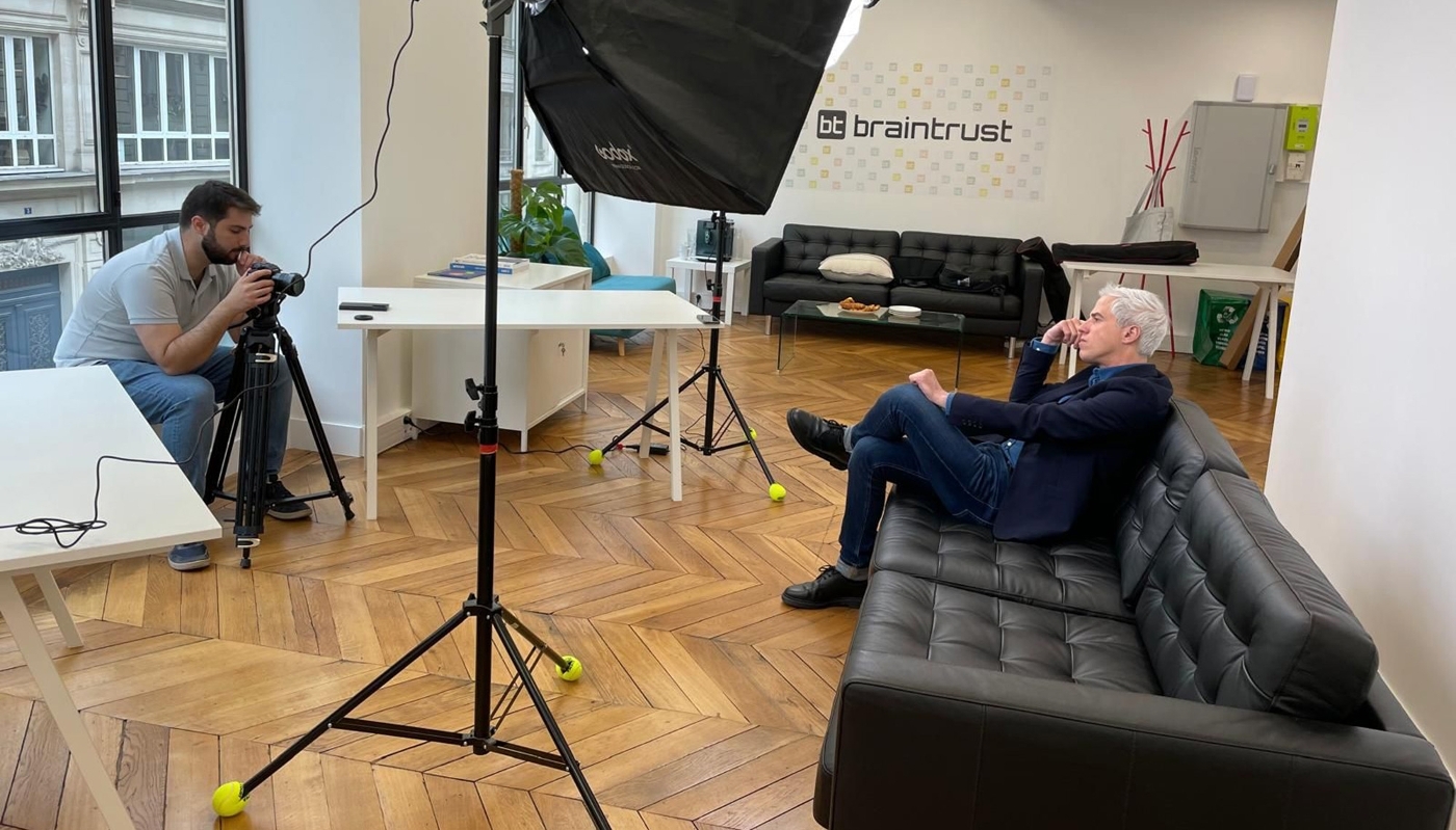 Le cofondateur de Braintrust Benjamin Djiane (à droite), dans les nouveaux locaux de l'entreprise.