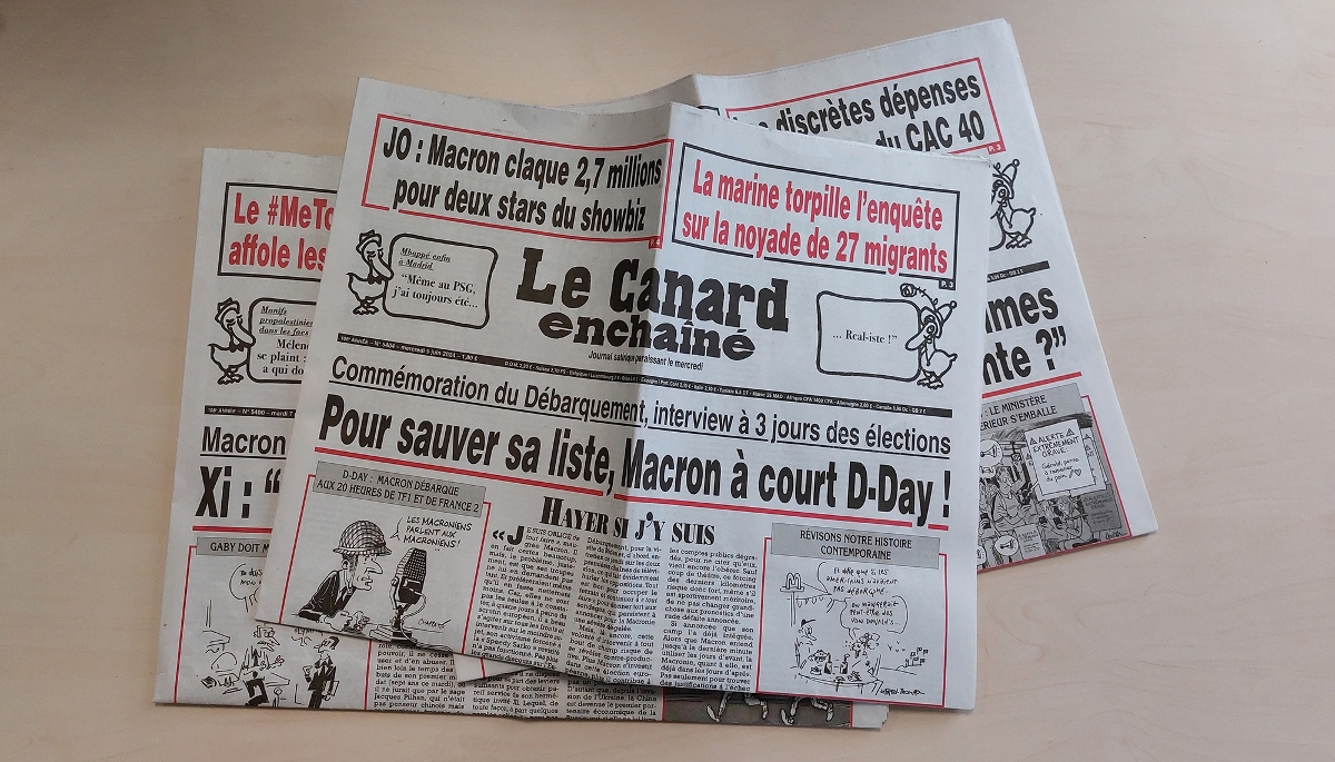 Quelques numéros du Canard enchaîné.