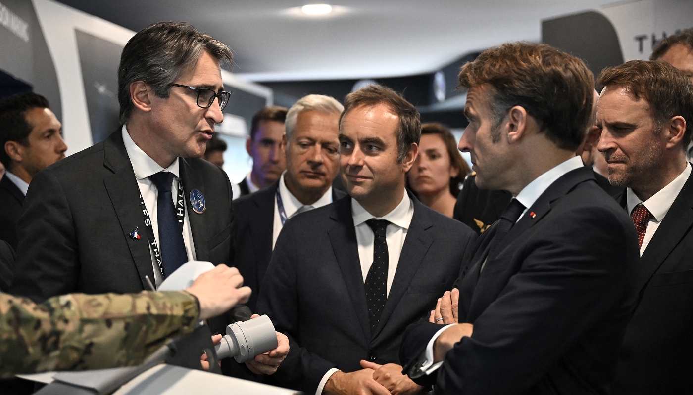 Le ministre des armées, Sébastien Lecornu, le PDG de Thales, Patrice Caine, et le président Emmanuel Macron, sur le stand de Thales lors du Salon international de l'aéronautique au Bourget, le 20 juin 2025.