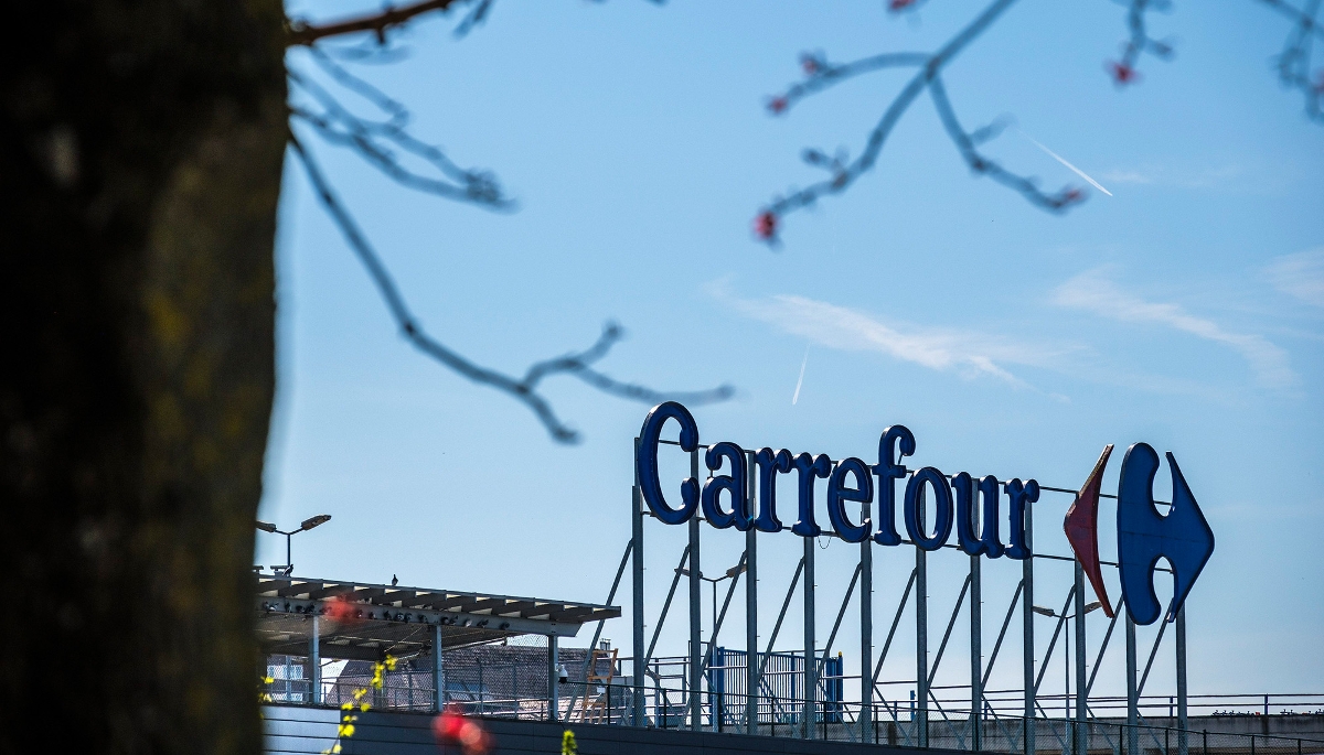 Vue du logo Carrefour sur un de ses magasins.