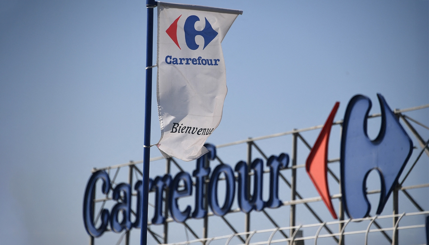 Vue du logo Carrefour, sur un magasin dans le sud-ouest de la France.