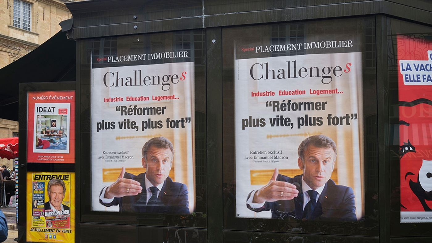 Affiches présentant la Une de Challenges, sur un kiosque à Aix-en-Provence.
