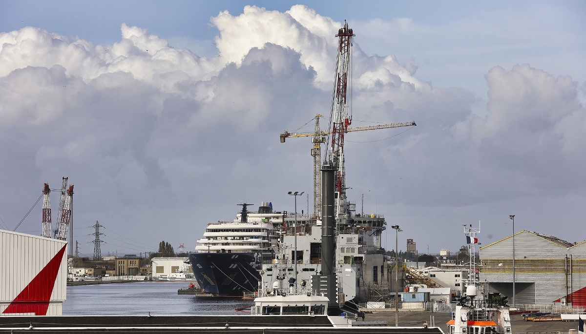 Vue des Chantiers de l'Atlantique, à Saint-Nazaire, le 17 octobre 2024. Construction en cours d'un paquebot de croisière.
