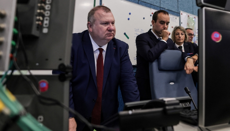 Emmanuel Chiva, délégué général à l'armement, et le ministre Sébastien Lecornu, sur le site de la DGA dans les Landes, en septembre 2022.