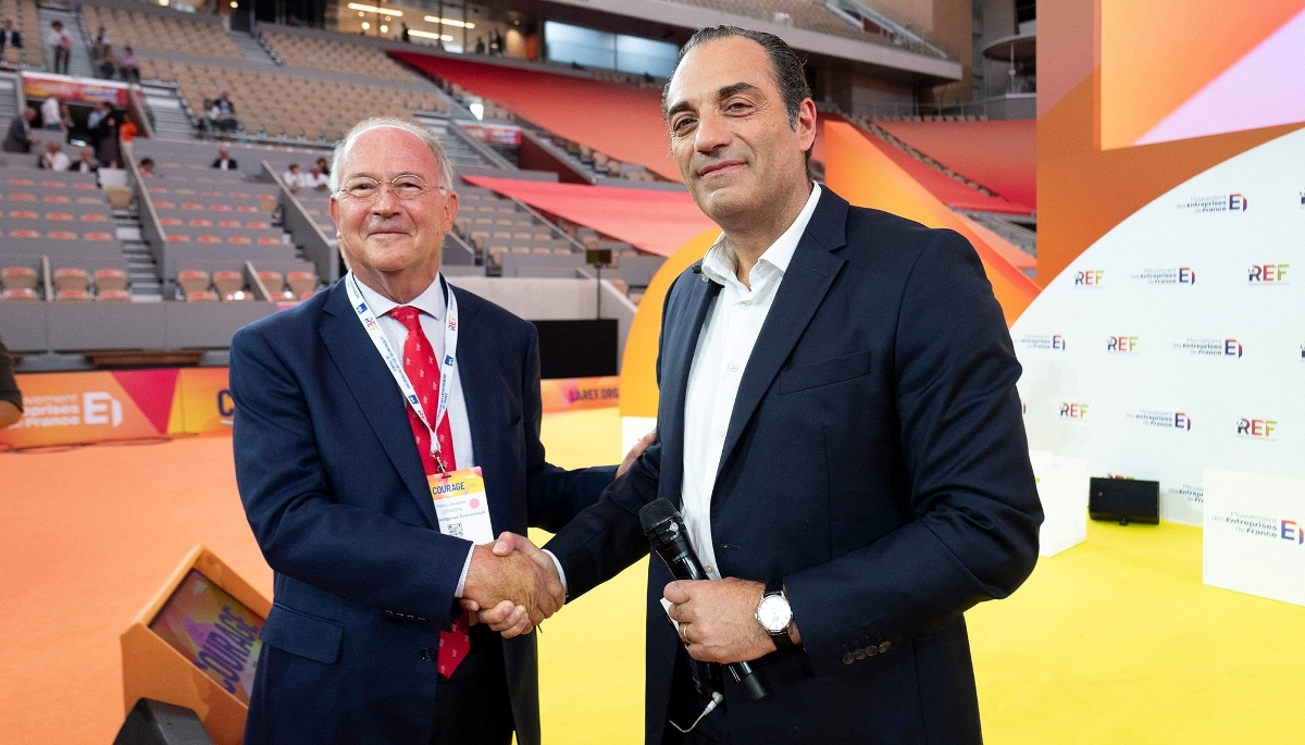 Henri-Jacques Citroën, conseiller du commerce extérieur, serrant la main d'Antonio Filosa, PDG de Stellantis, lors de la REF 2026 organisée par le Medef à Paris, le 26 août 2026.