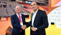Henri-Jacques Citroën, conseiller du commerce extérieur, serrant la main d'Antonio Filosa, PDG de Stellantis, lors de la REF 2026 organisée par le Medef à Paris, le 26 août 2026.