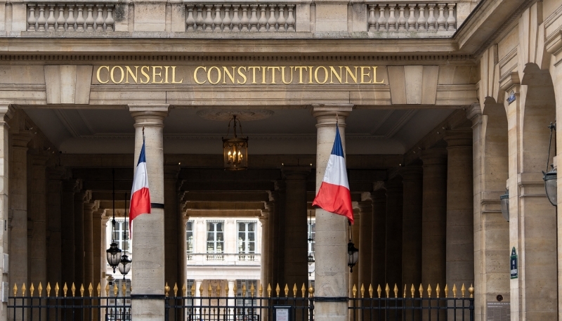 Vue du fronton du Conseil constitutionnel, en mai 2025.