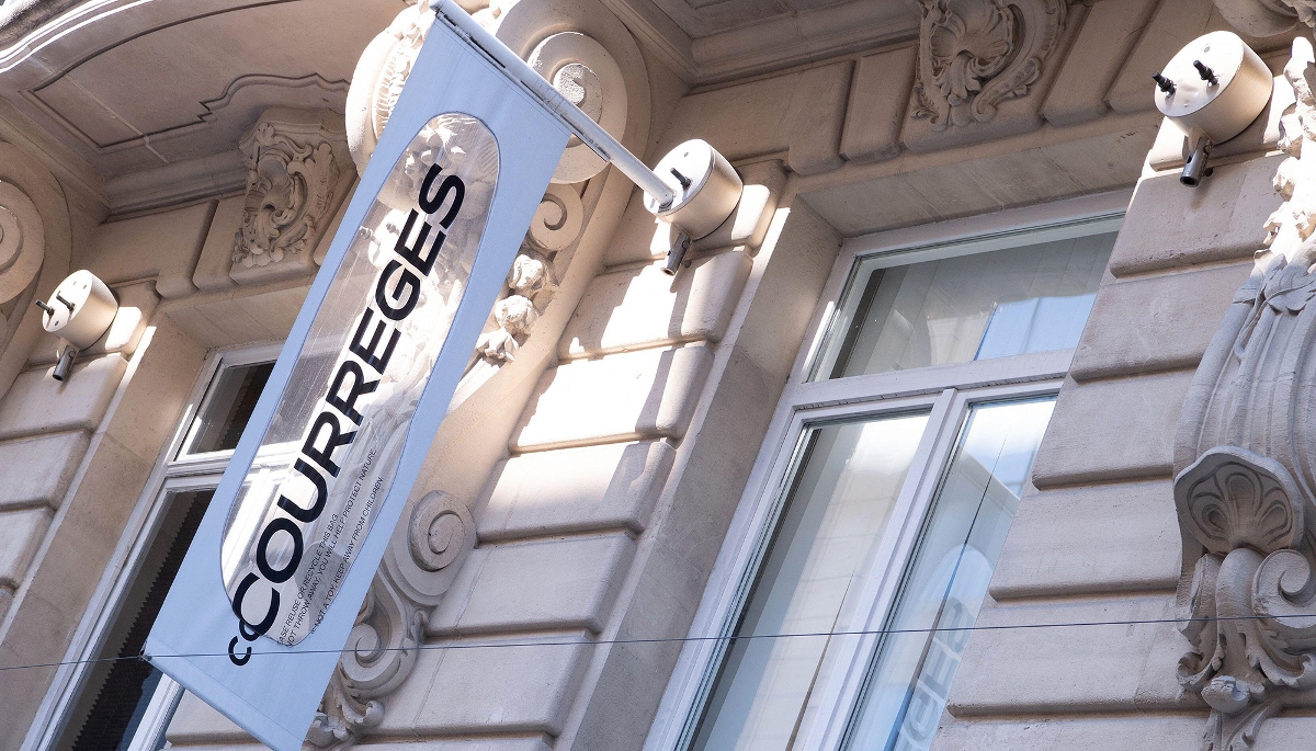 L'enseigne d'une boutique Courrèges à Paris.