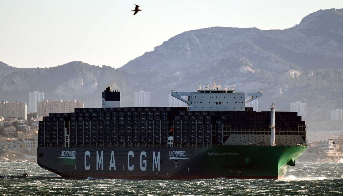 Le CMA CGM Palais Royal, le plus grand porte-conteneurs au monde propulsé au gaz naturel, dans la baie de Marseille, en décembre 2023.
