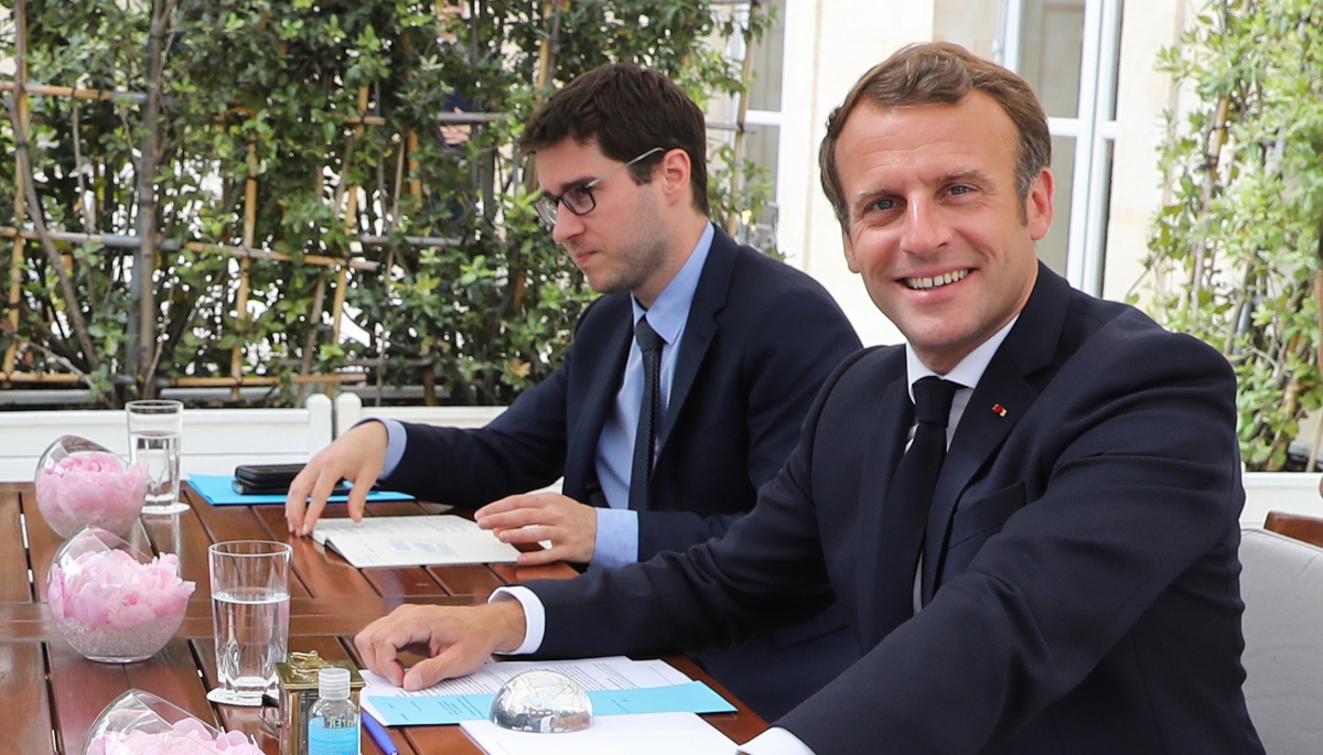 L'ancien conseiller sport de l'Élysée, Cyril Mourin, au côté d'Emmanuel Macron, le 8 juillet 2020.