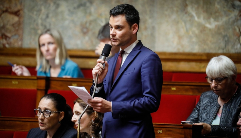 Damien Adam, dans l'hémicycle de l'Assemblée nationale.