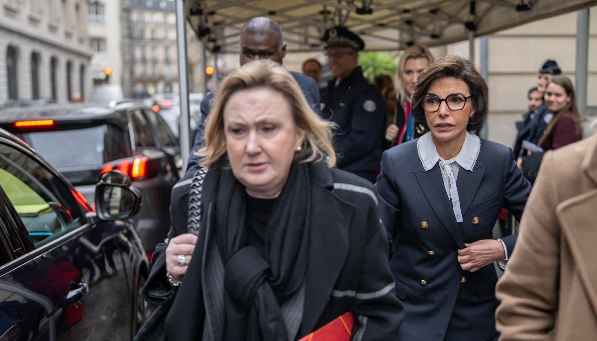 Rachida Dati et sa conseillère Emmanuelle Dauvergne, dans le 9e arrondissement de Paris, le 25 novembre 2025.
