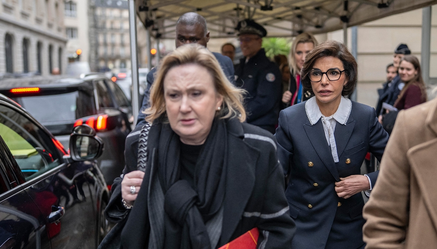 Rachida Dati et sa conseillère Emmanuelle Dauvergne, dans le 9e arrondissement de Paris, le 25 novembre 2025.