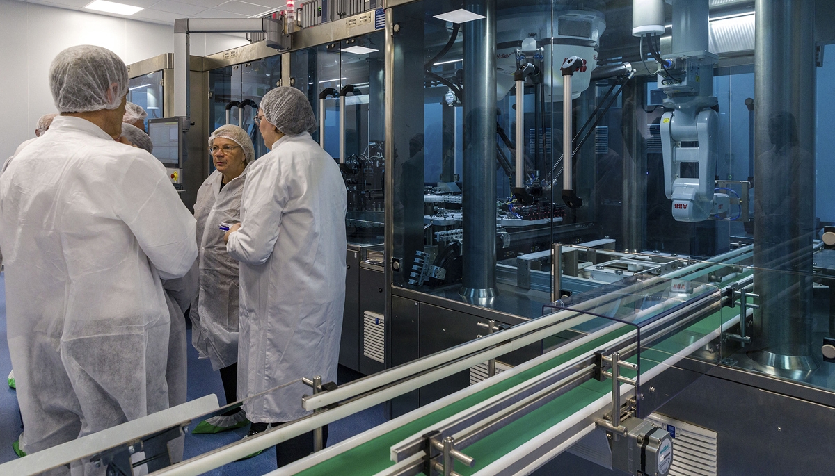 Visite de la ministre du travail, Catherine Vautrin, dans l'entreprise pharmaceutique Delpharm, en Indre-et-Loire, en mars 2024.