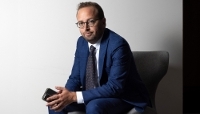 Arthur Dreyfuss, PDG d'Altice France, dans ses bureaux à Paris, le 25 septembre 2025.