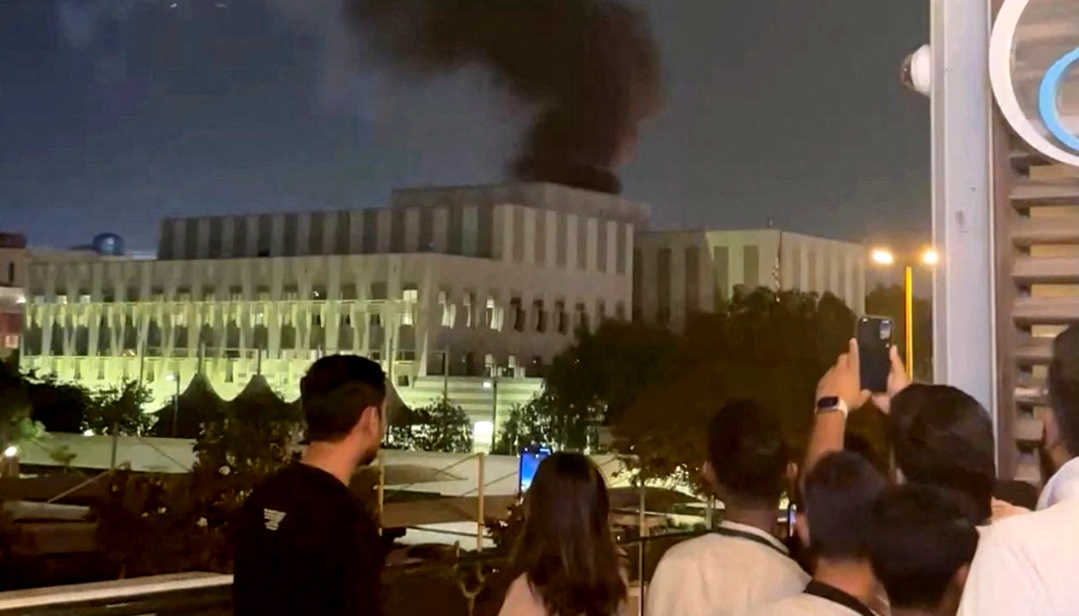 Vue de l'incendie près du consulat américain à Dubaï, le 3 mars 2026, dans le contexte du conflit entre les États-Unis, Israël et l'Iran.