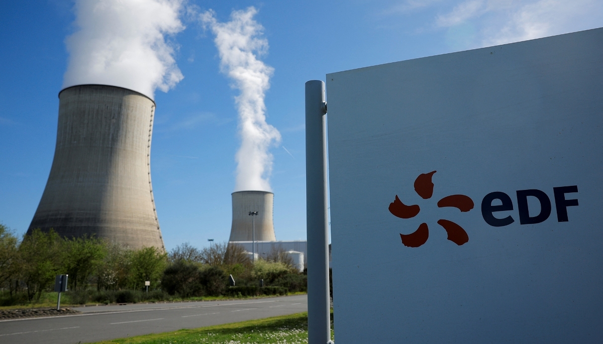 Le logo d'EDF, devant les tours de refroidissement à l'entrée du site de la centrale nucléaire de Civaux.