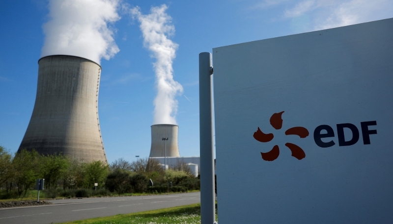 Le logo d'EDF, devant les tours de refroidissement à l'entrée du site de la centrale nucléaire de Civaux.