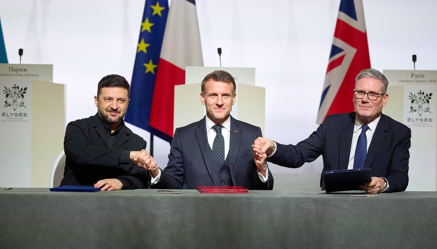 Le président Volodymyr Zelinsky (Ukraine), le président Emmanuel Macron (France) et le premier ministre Keir Starmer (Royaume-Uni), après la signature de l'accord de Paris, lors du 15e sommet de la coalition des volontaires, au palais de l'Elysée, le 6 janvier 2026, à Paris.