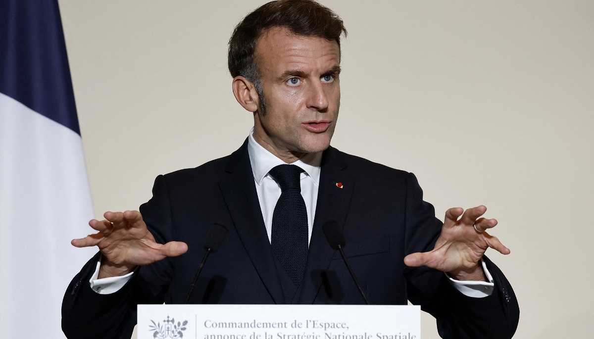 Le président Emmanuel Macron, lors de son discours dévoilant la stratégie spatiale française, sur la base aérienne 101 à Toulouse, le 12 novembre 2025.