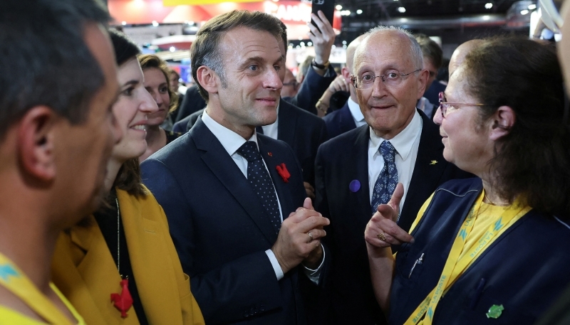 Le président Emmanuel Macron et le PDG de La Poste, Philippe Wahl, entourés d'employés du groupe, au salon Vivatech, le 11 juin 2025 à Paris.