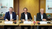 Thierry Cotillard (Intermarché), Alexandre Bompard (Carrefour) et Philippe Michaud (E. Leclerc), en conférence de presse à la Fédération du commerce et de la distribution (FCD) à Paris, le 22 juin 2026.