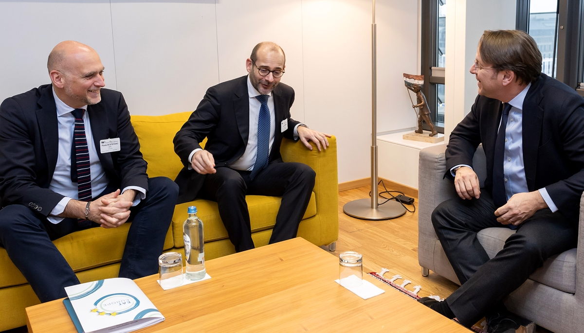 Le commissaire européen à la santé, Olivér Várhelyi (d.), avec Luc Vernet (au centre), secrétaire général de Farm Europe, et Paolo Di Stefano (g.), directeur du think tank, à Bruxelles, le 13 février 2025.