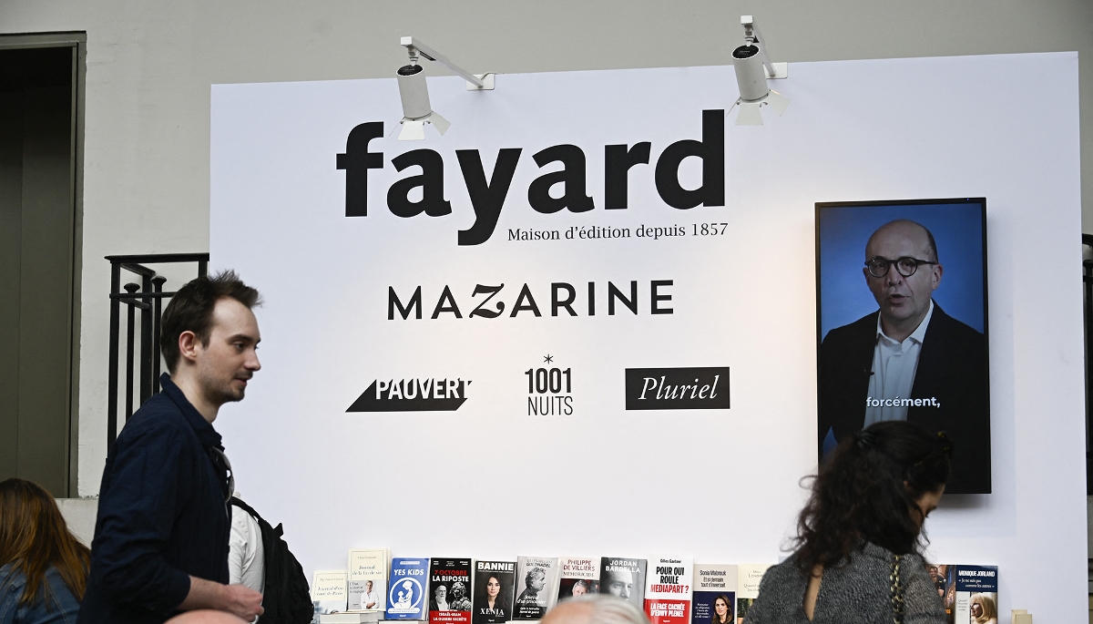 Le stand de Fayard, affichant les marques maison et une photo de l'éditeur-auteur Nicolas Diat, lors du Festival du livre de Paris, au Grand Palais, à Paris, le 12 avril 2025.
