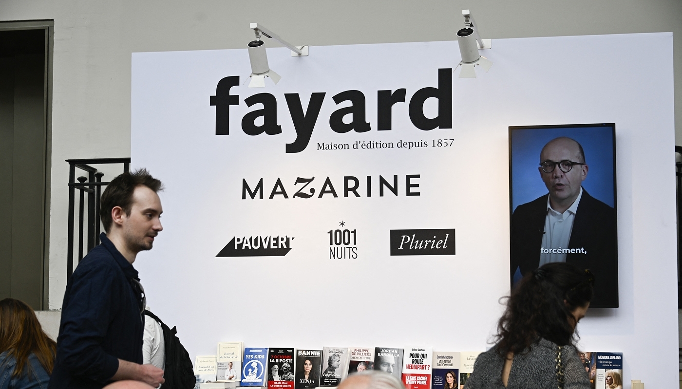 Le stand de Fayard, affichant les marques maison et une photo de l'éditeur-auteur Nicolas Diat, lors du Festival du livre de Paris, au Grand Palais, à Paris, le 12 avril 2025.