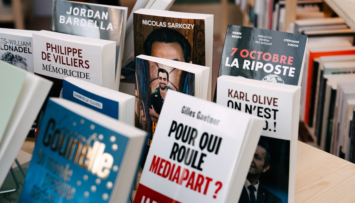 Quelques ouvrages récents publiés par les éditions Fayard, présentés au Salon du livre de Paris, en avril 2025.