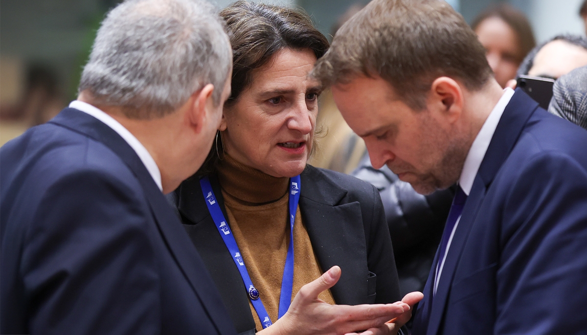 Le ministre espagnol de l'industrie, Jordi Hereu, la vice-présidente exécutive de la Commission, Teresa Ribera, et le ministre français de l'industrie, Marc Ferracci, avant la réunion du Conseil Compétitivité de l'UE à Bruxelles, le 12 mars 2025. 